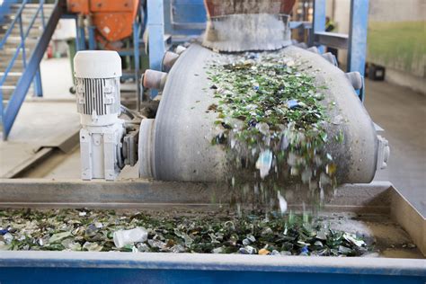  Nephelin: Ein ungeahntes Wundermaterial für die Keramikherstellung und den Glasrecyclingprozess!